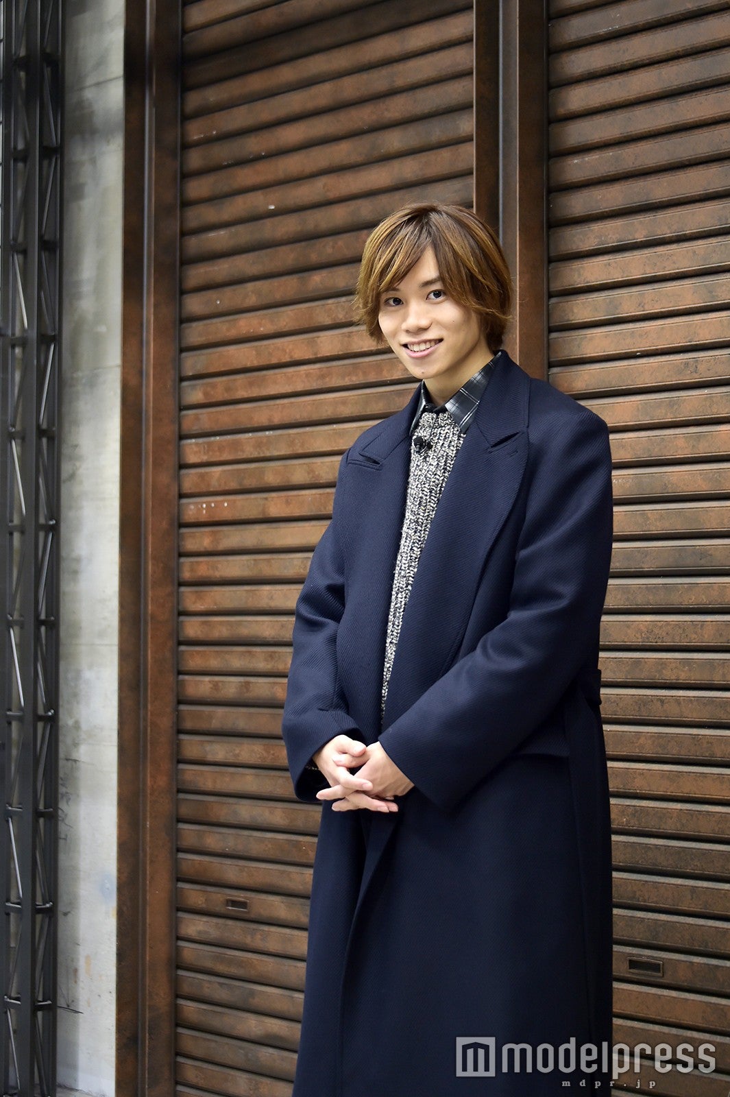 スタイリストから急きょ借りたというロングコートがお似合いの太田将熙（C）モデルプレス