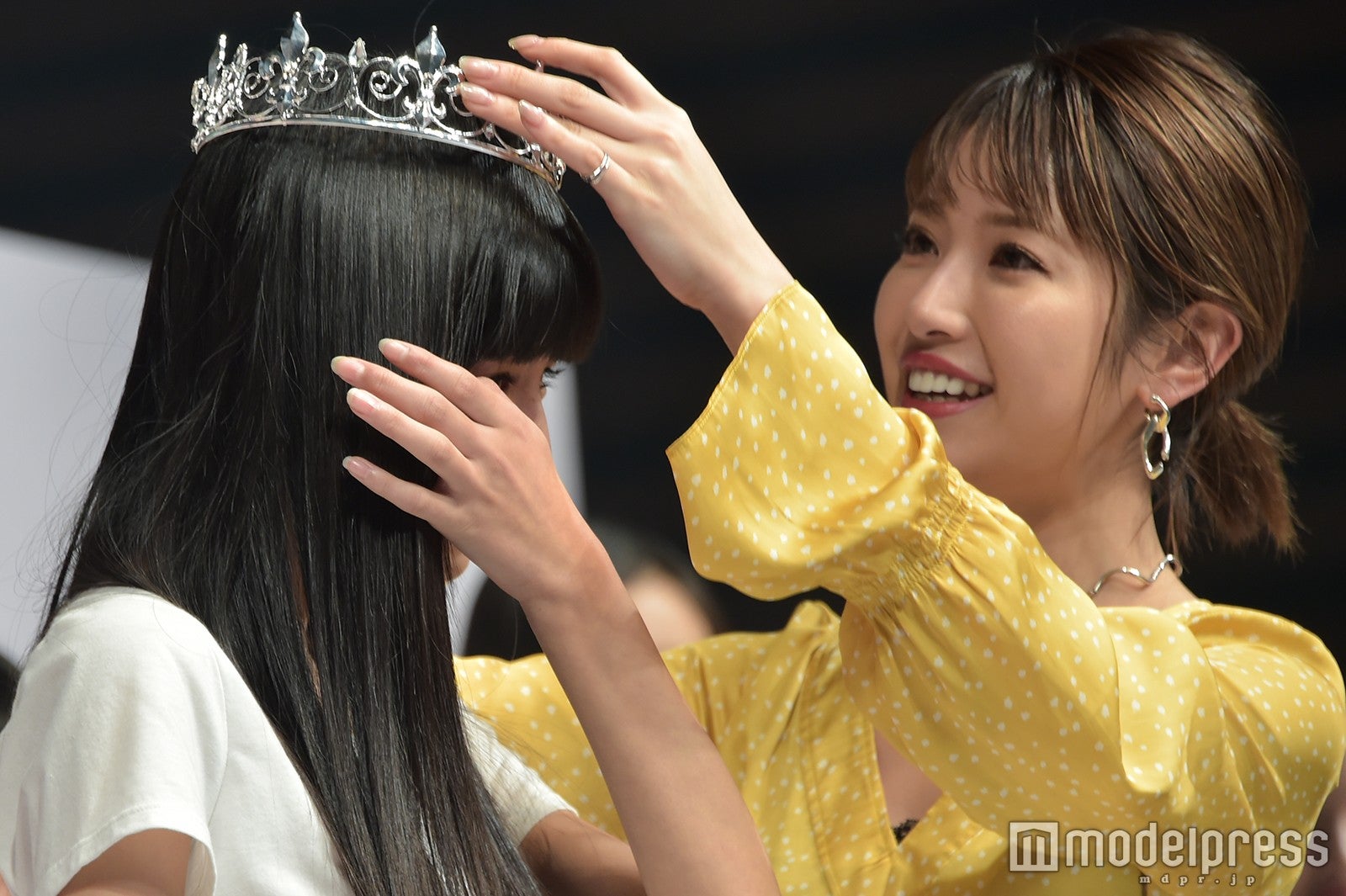 岸畑来瞳、舟山久美子（C）モデルプレス