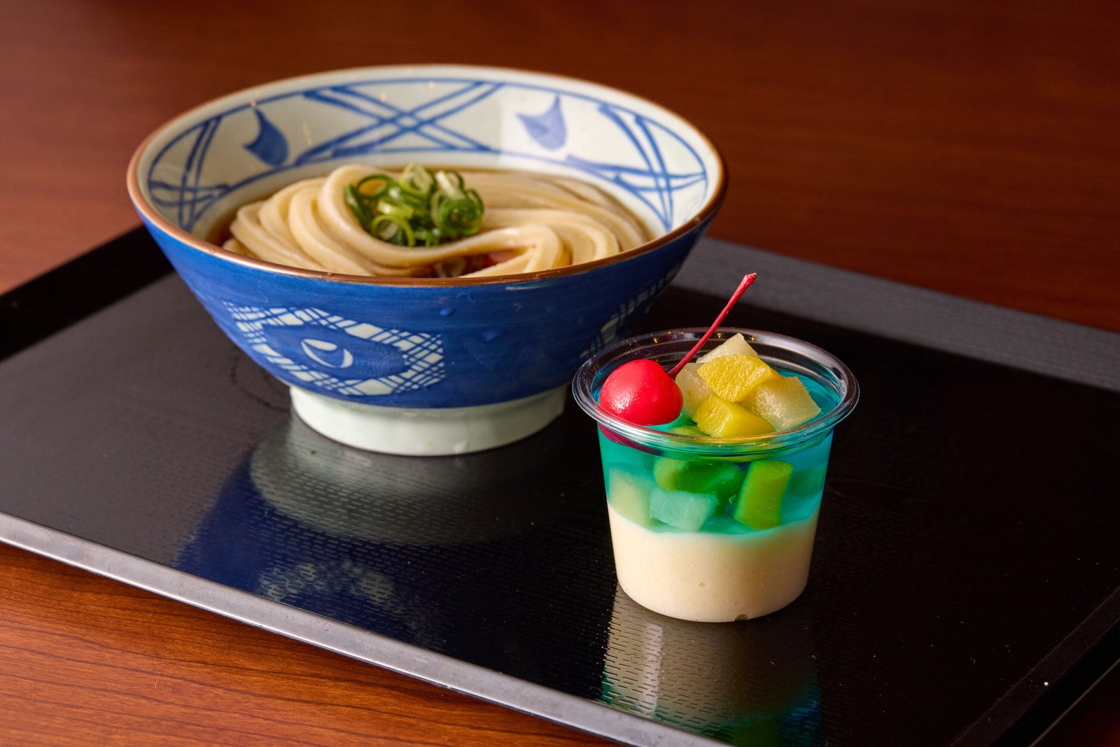 丸亀製麺、まさかの新作「丸亀うどんプリン」登場 テスト販売で話題“ぷるもち”新食感の手づくりスイーツ
