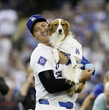 大谷翔平 久々に愛犬・デコピンの近影公開！特製お菓子に興味津々？4カ月ぶりにファン歓喜「可愛すぎて萌え」「久々に見れて泣きそう」「お元気だった？」