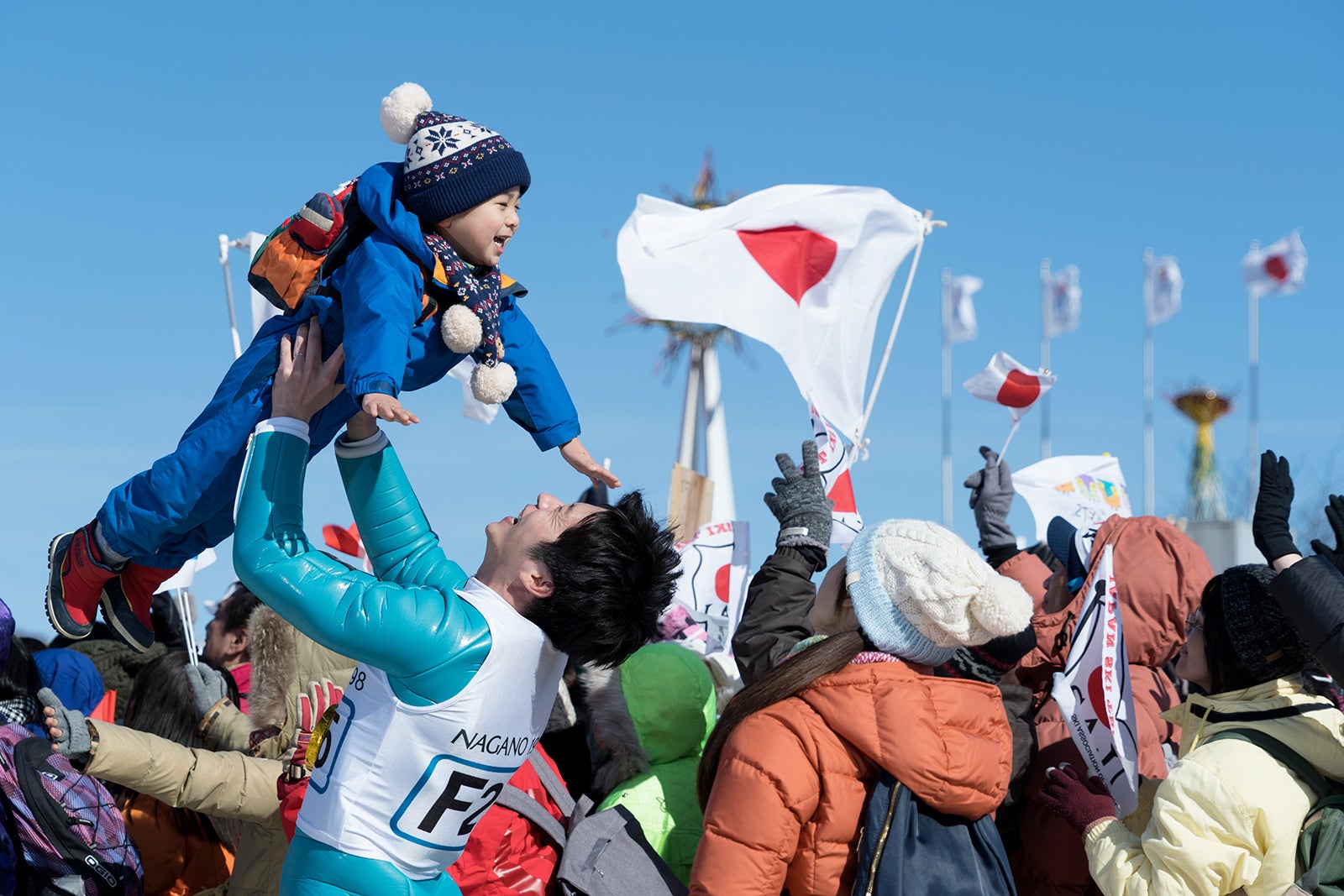 田中圭、土屋太鳳／映画「ヒノマルソウル～舞台裏の英雄たち～」場面写真 （C）2021映画「ヒノマルソウル」製作委員会