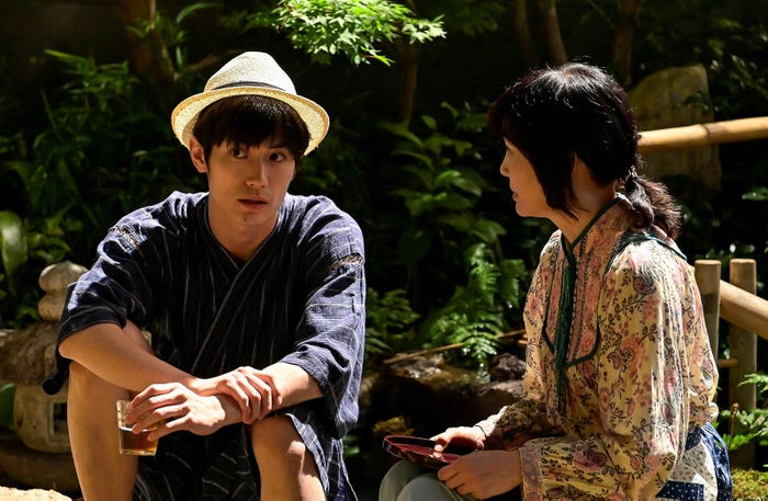 三浦春馬さん、南果歩/「おカネの切れ目が恋のはじまり」第3話より(C)TBS