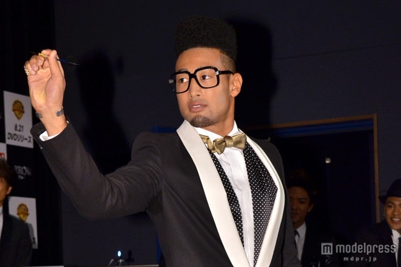 ダーツ対決に挑戦する関口メンディー