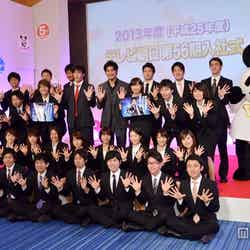 テレビ朝日の新入社員27人と記念撮影した伊藤英明（上段中央左）と坂口憲二（上段中央右）