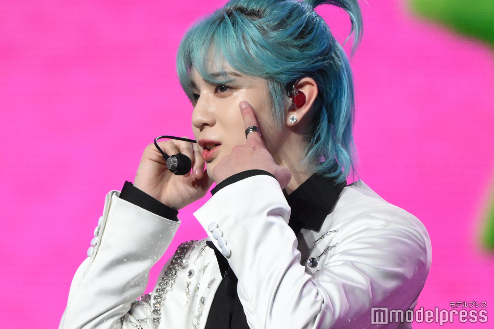 描いたほくろをアピールする佐野雄大（C）モデルプレス