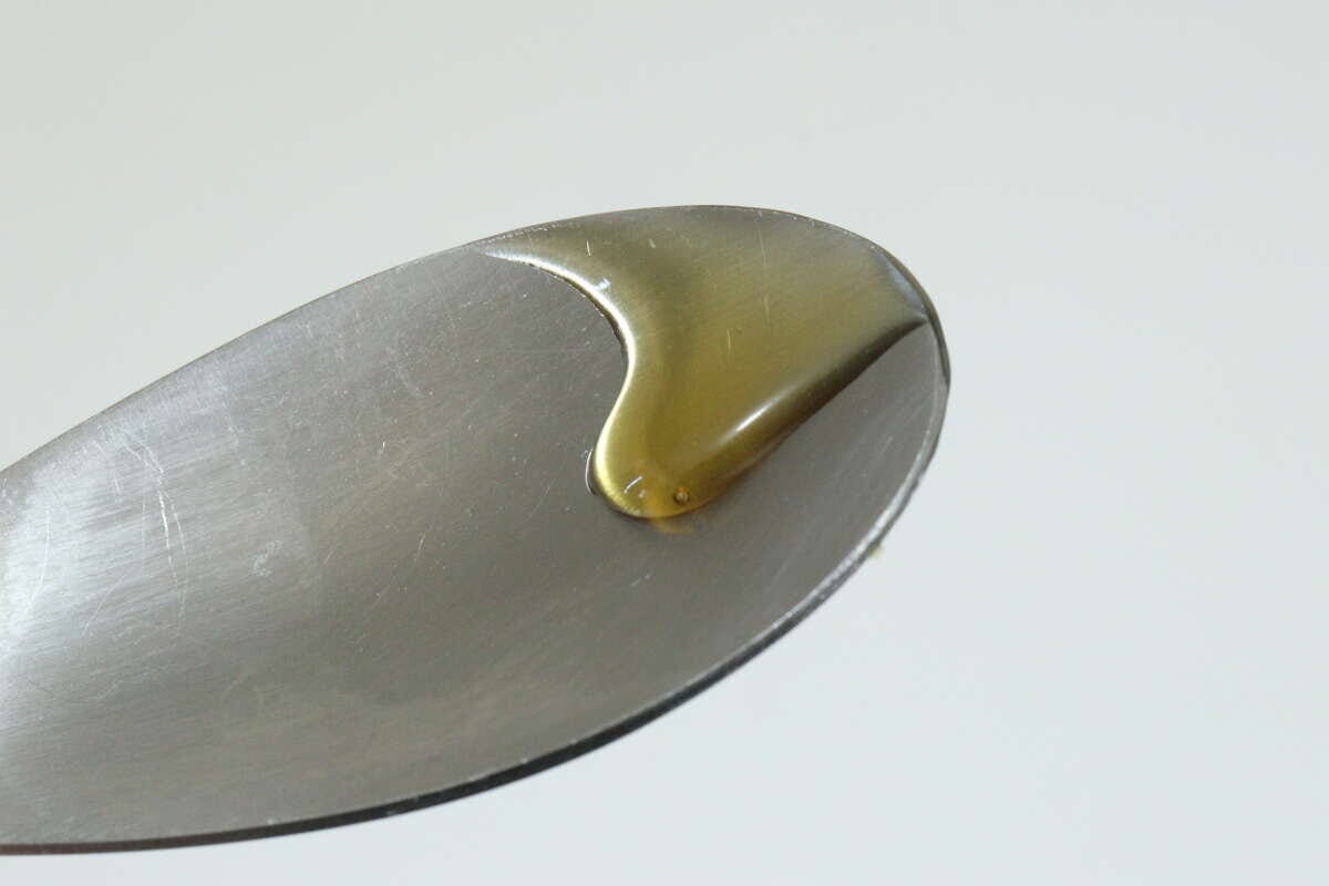 ダイソー ヨーグルトに合う蜂蜜 ダイソーのヨーグルトに合う蜂蜜をスプーンに出した様子