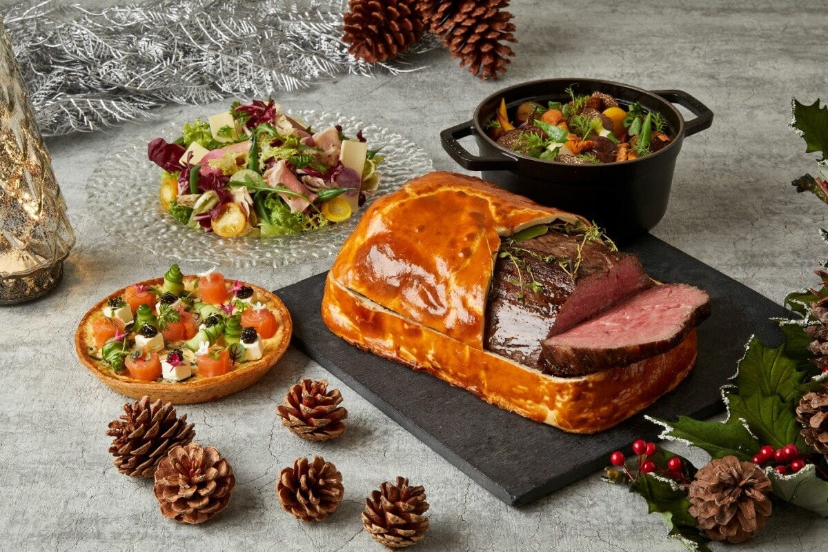 テイクアウトメニュー「塩釜パイで包んだ国産牛ロースのオーブン焼き」