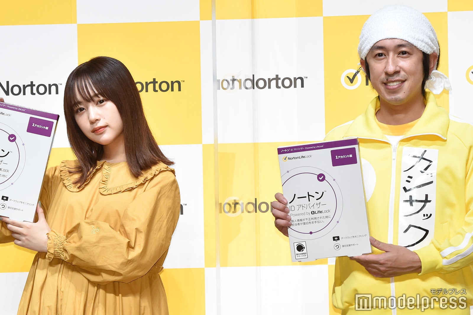 製品のイメージカラーの黄色い服で揃って登場したなえなの、カジサック（C）モデルプレス