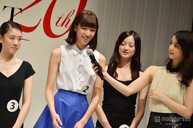 山崎あみさん（中央）