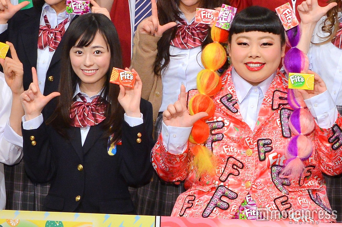 （左から）福原遥、渡辺直美（C）モデルプレス