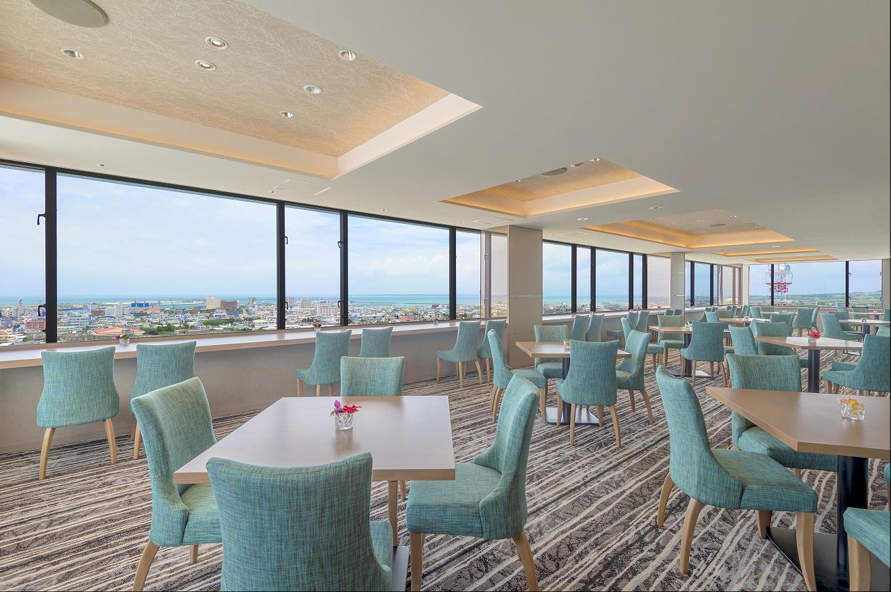 石垣市街や海を一望する開放感あふれる店内／画像提供：琉球ホテルリゾート八重山