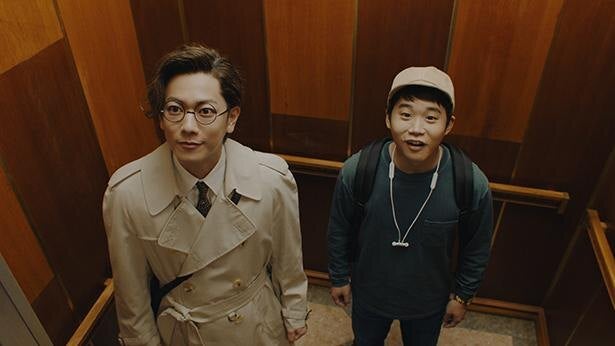 佐藤健がメガネ トレンチコートで 宇宙にまいります 130歳の おおばや氏 に扮するcm新作がオンエア開始 モデルプレス 佐藤健がメガネ トレンチコートで 宇宙にまいります 130歳の おおばや氏 に扮するcm新作がオンエア開始 モデルプレス