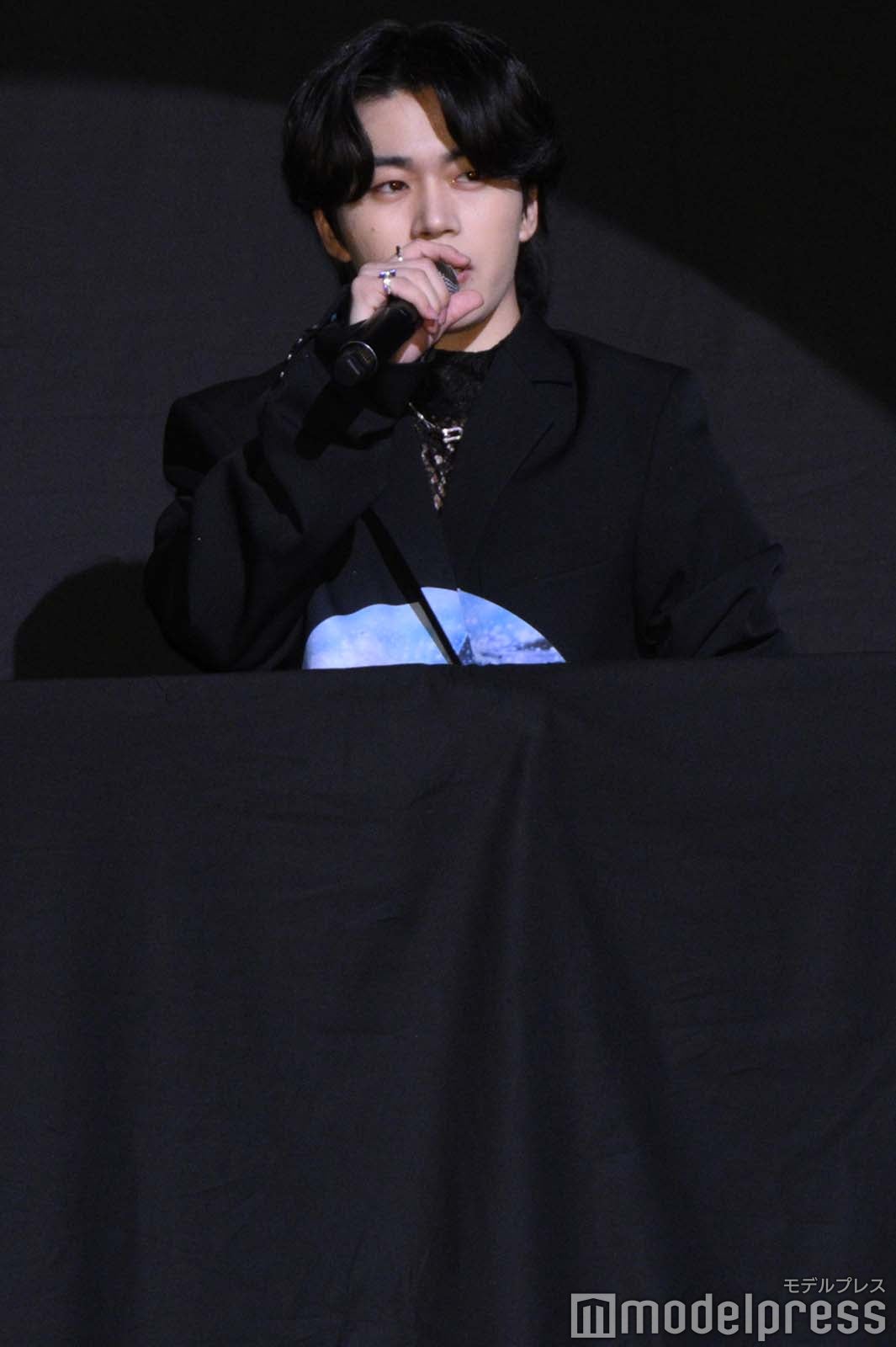 黒幕と同化していた木全翔也（C）モデルプレス