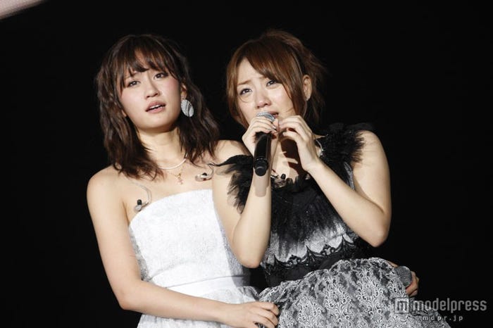 前田敦子と高橋みなみ/「AKB48 in TOKYO DOME~1830mの夢~」より(C)AKS