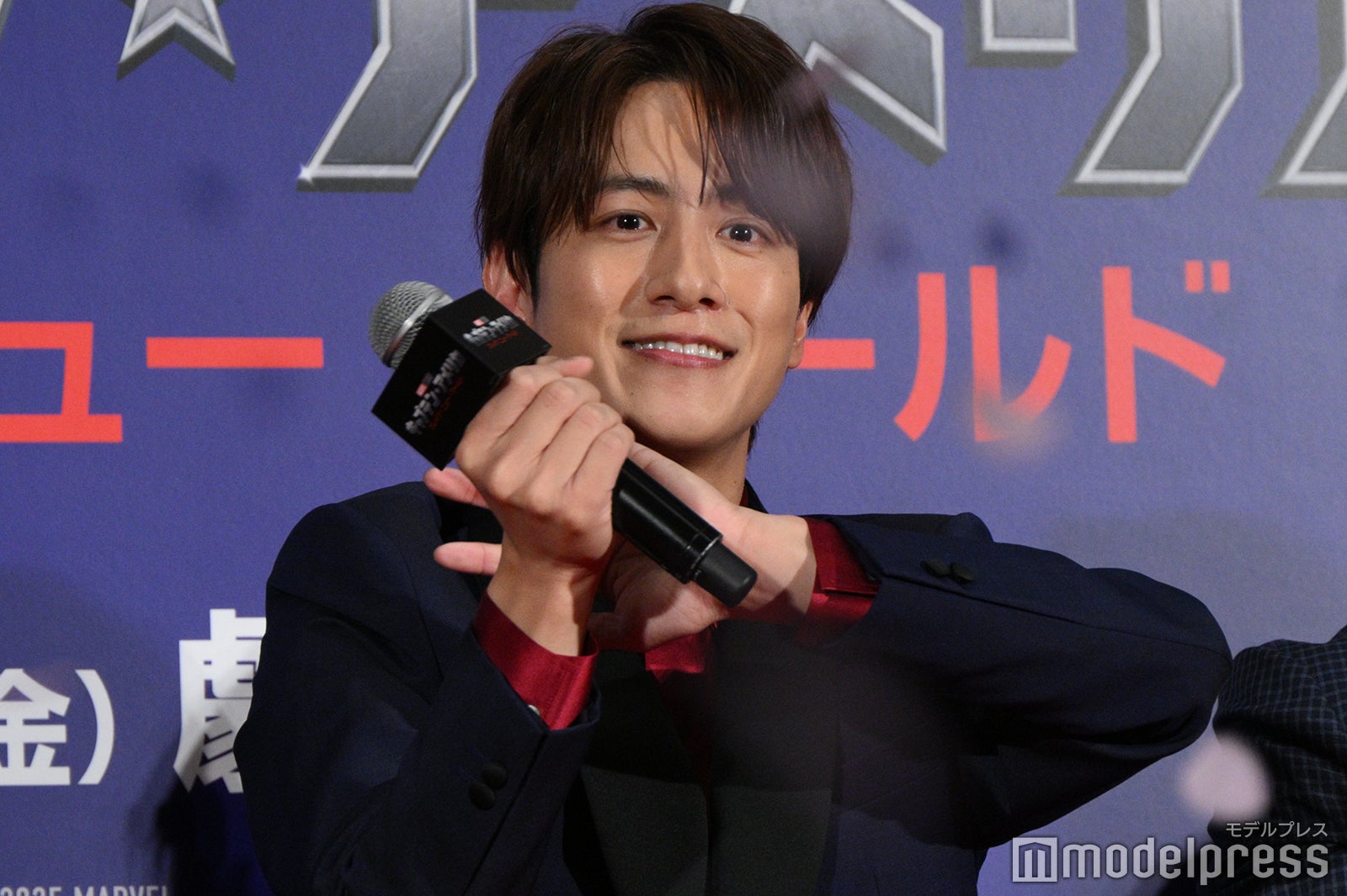 花吹雪に拍手をする溝端淳平（C）モデルプレス