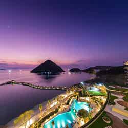 「アヤナ コモド リゾート ワエチチュ ビーチ」の夕景(提供写真)