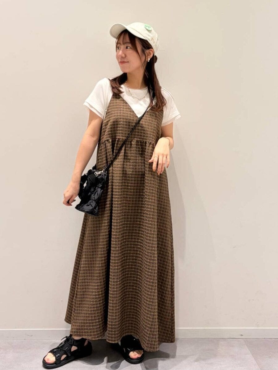 ブラウンチェック柄キャミワンピと白Tシャツを着た女性 ブラウンチェック柄キャミワンピと白Tシャツを着た女性