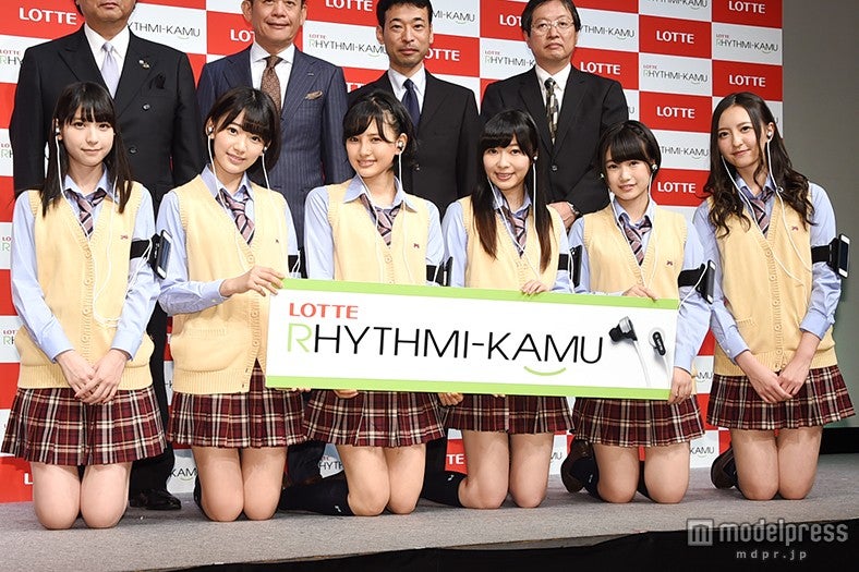 HKT48（左から：松岡菜摘、宮脇咲良、兒玉遥、指原莉乃、朝長美桜、森保まどか）