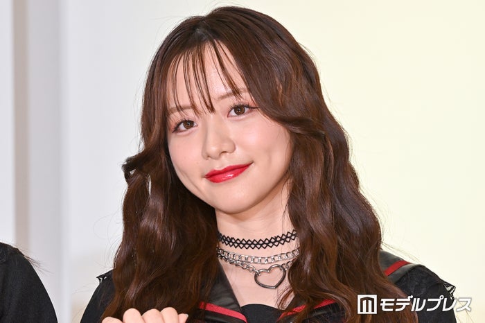 森香澄、美デコルテ披露 グラビア撮影風景に反響「セクシー」「カットかかった後の切り替えがすごい」【伝説の頭 翔】