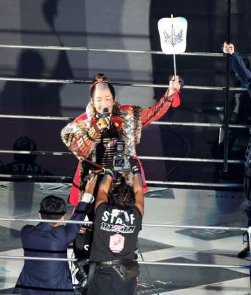 超RIZIN 衝撃のオープニングに騒然 榊原信行CEOが武将姿で「出陣じゃ～！」で選手入場 SNS沸く「凄い格好」「毎回体張るな～」「秀吉に？」
