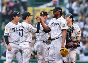 阪神・ドリスの存在価値とは 坂本が絶賛するNPBで戦う術 通算100セーブ最年長達成