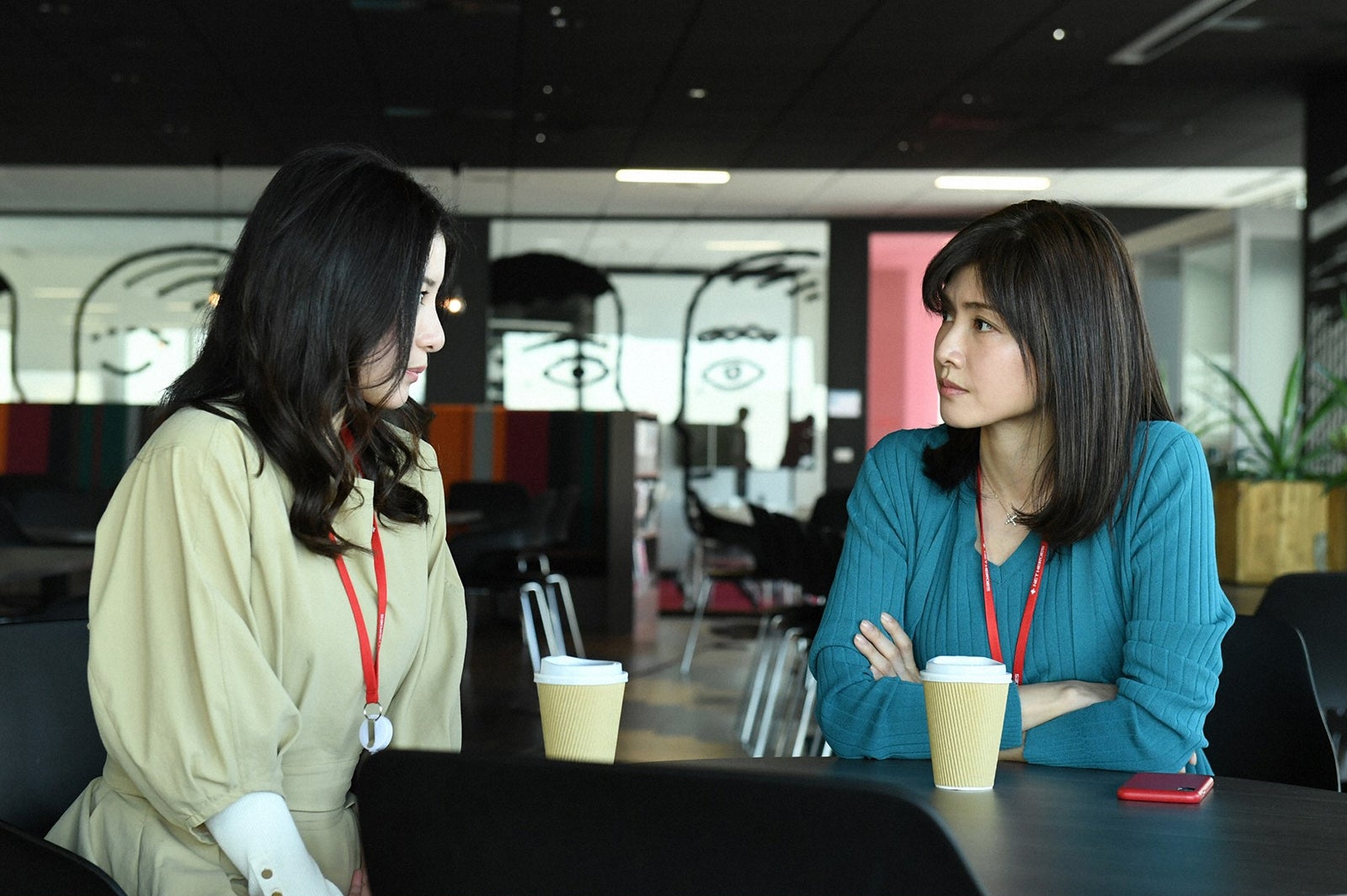 吉高由里子、内田有紀／「わたし、定時で帰ります。」第2話より（C）TBS