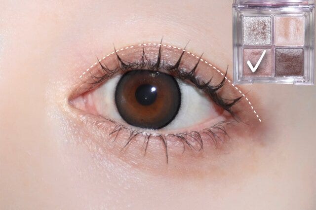 ②アイシャドウの中間色を二重幅に塗ります ②アイシャドウの中間色を二重幅に塗ります