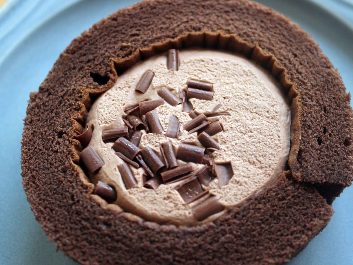 撮影用にロールケーキをお皿に移していますが、本来はトレーにのせたままスプーンで食べるのが正解!