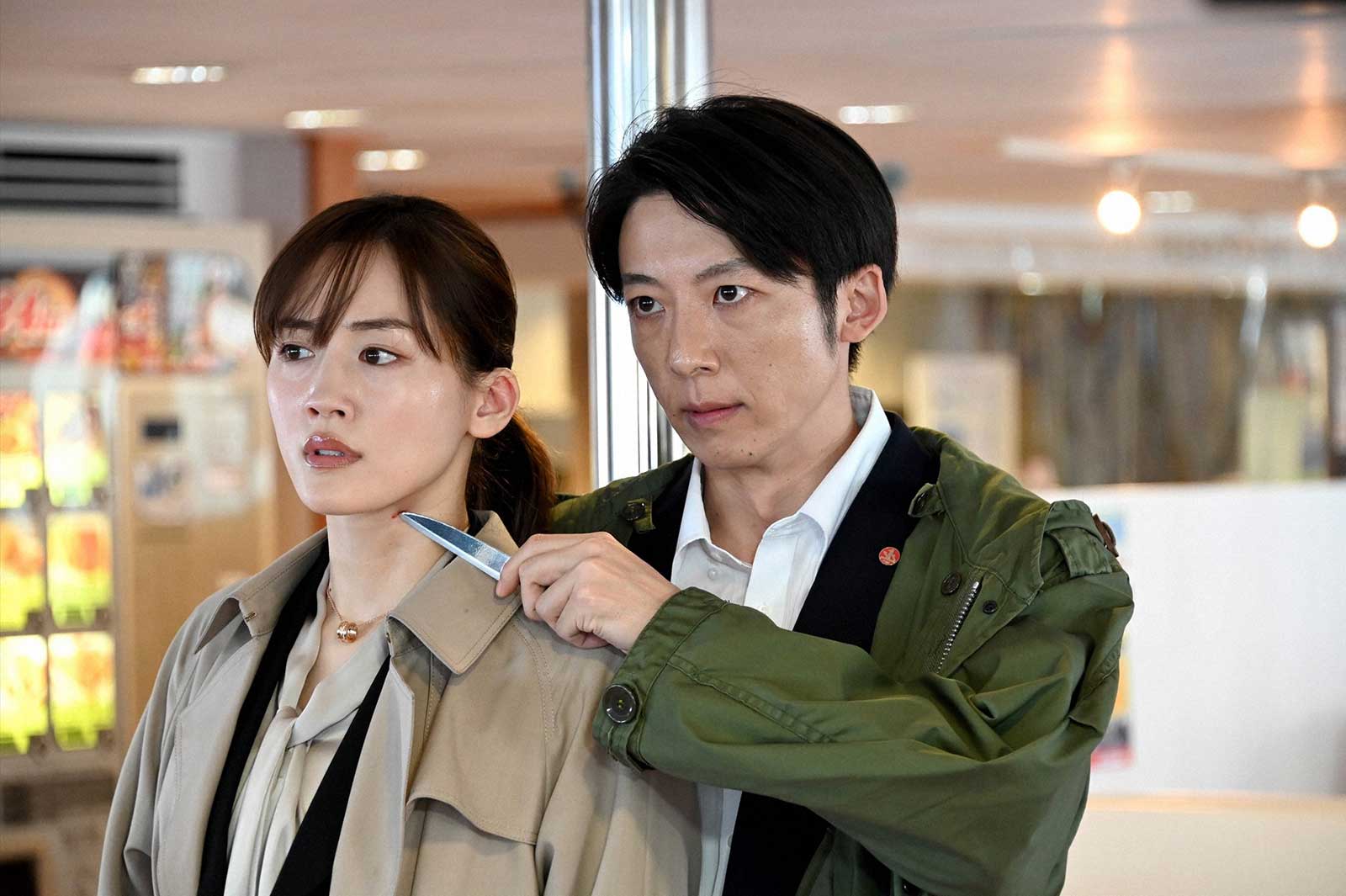 綾瀬はるか、高橋一生「天国と地獄 ～サイコな2人～」第9話より（C）TBS