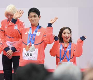 五輪・パラ応援感謝パレード りくりゅうは豪快リフト披露で大歓声 木原「何度も心が折れそうになったが声援のおかげ戦い抜けた」冬季大会では初