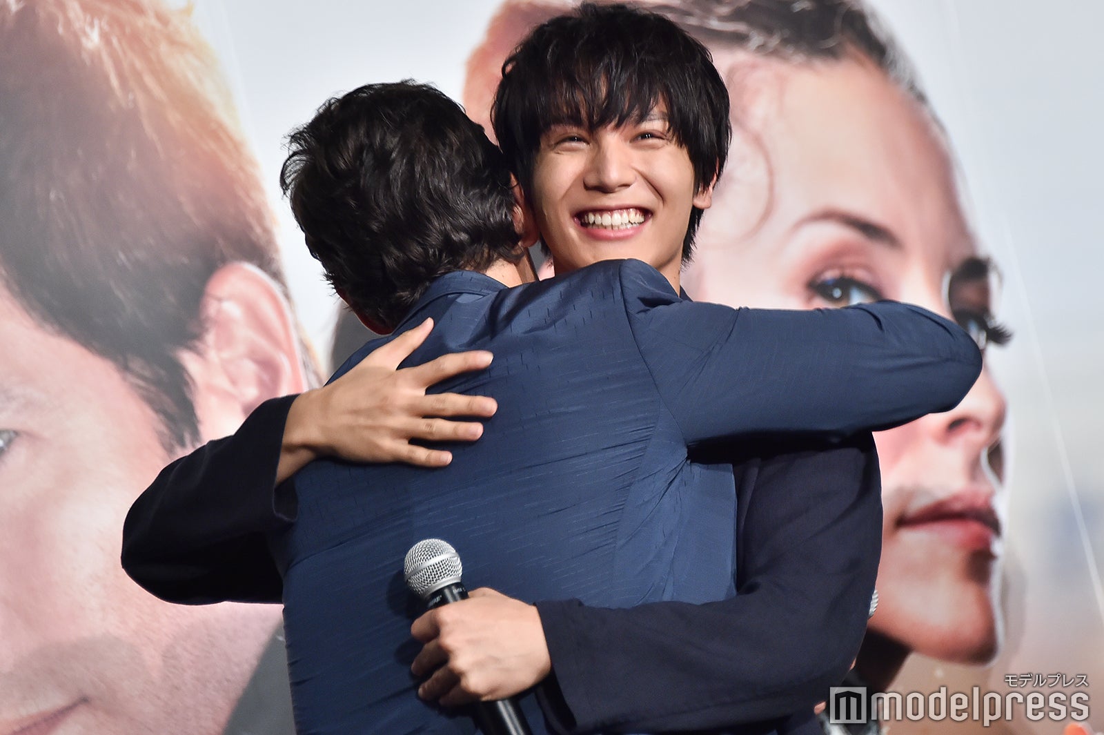 ポール・ラッドとハグする中川大志 （C）モデルプレス