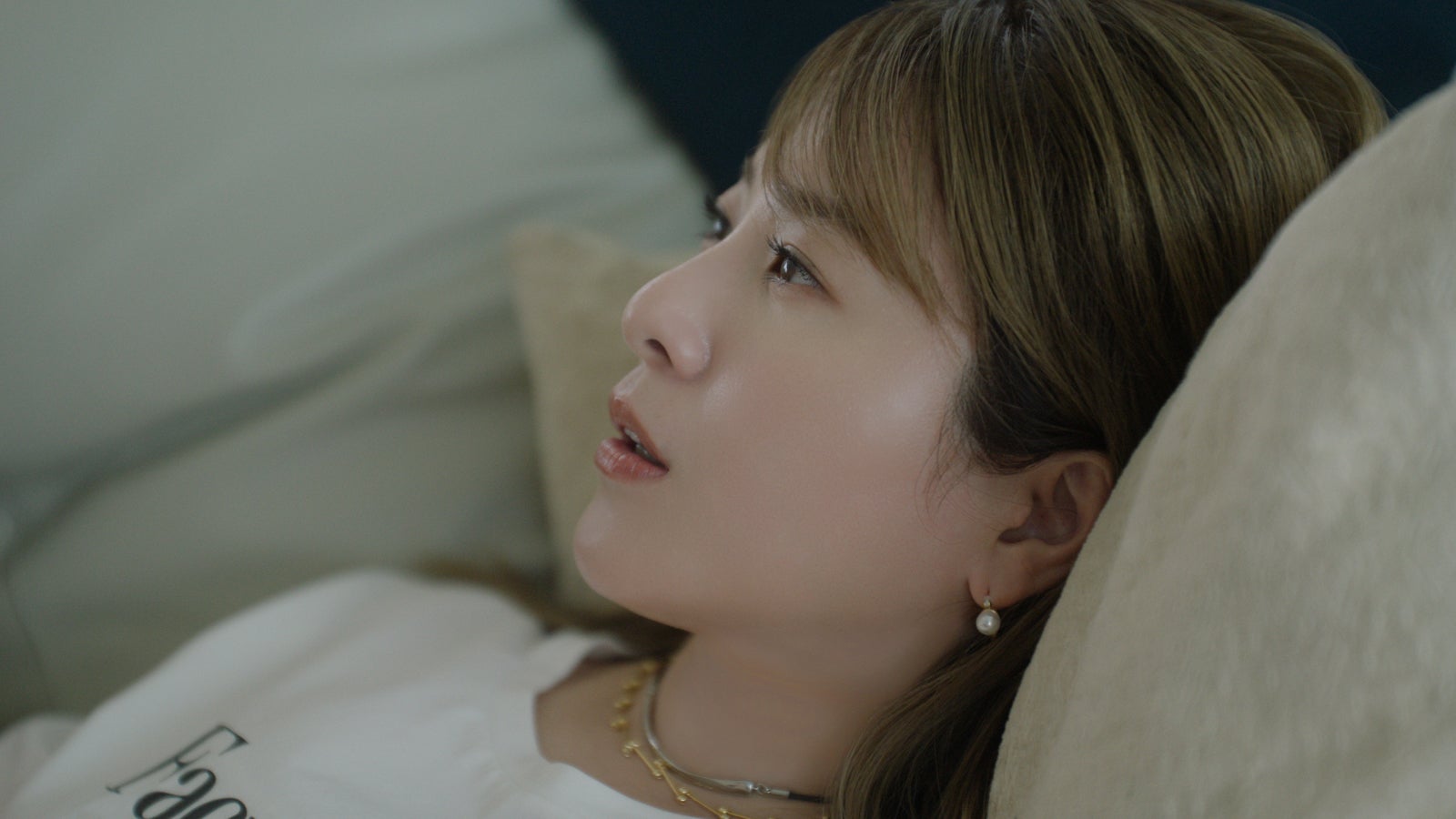 吉高由里子／新TVCM「リッチクリーンTeeは、まちがいない服。海の見える部屋篇」より（提供写真）