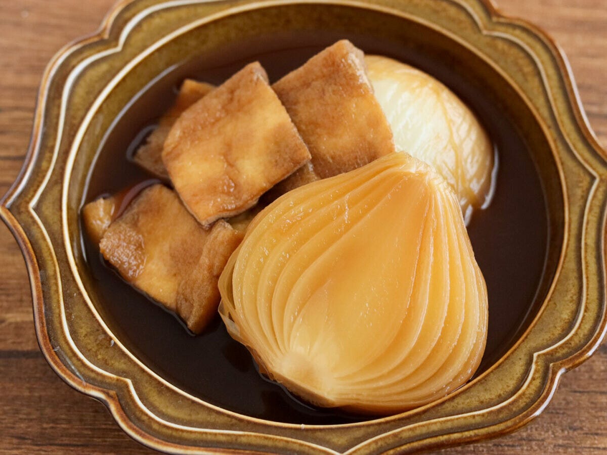 器に盛りつけたとろとろの新玉ねぎと油揚げのスープ煮 器に盛りつけたとろとろの新玉ねぎと油揚げのスープ煮