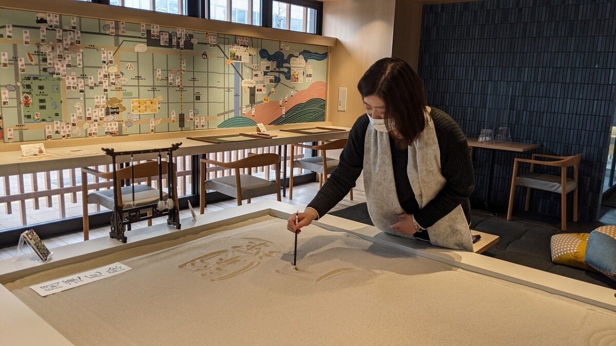 OMO3京都東寺のOMOラウンジは、写経ができるなど自分と向き合える空間