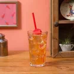 ブラッドオレンジ&アップルジュース税込990円(C)Disney