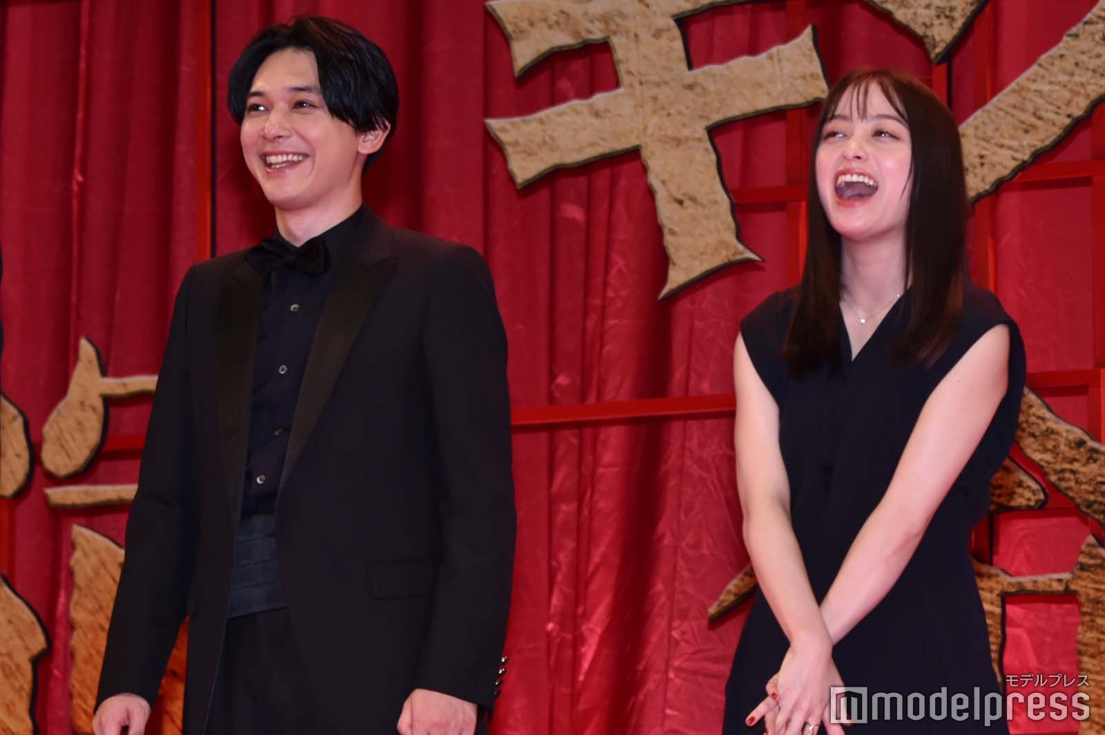 スタッフの仕事の速さにツボる吉沢亮、橋本環奈（C）モデルプレス