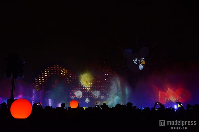 ウォーターショー「ワールド・オブ・カラー:セレブレート!ワンダフル・ワールド・オブ・ウォルト・ディズニー」