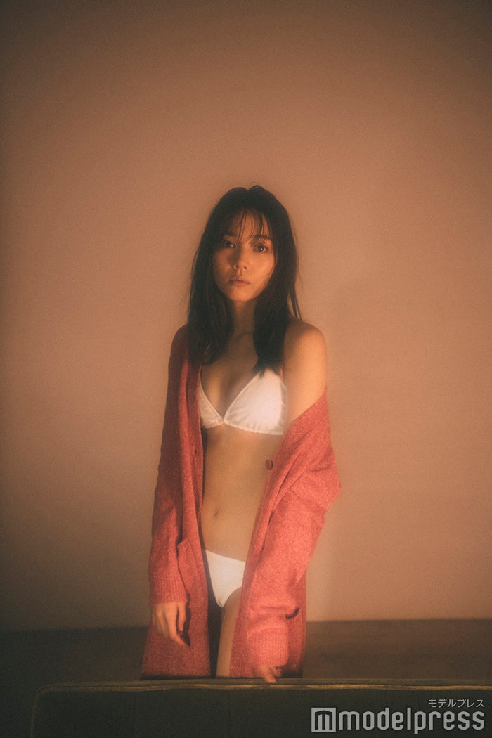水着:私物/<br>
ガウン:ニットラウンジガウン+E PINK(GU)/<br>
あっとせぶんてぃーん かしま(C)モデルプレス