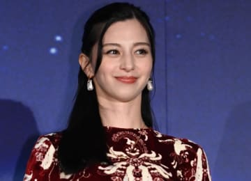 中条あやみ ヴィトンのパリコレに姿、パリの街に輝く 五輪金アリサ・リュウも出席の華やかショー