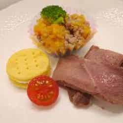 【ワンちゃん専用メニュー】大山鶏ハンバーグ&馬肉サイコロステーキ・鹿肉ステーキ&猪のポトフ・ヨーロピアンお菓子セット/画像提供:AATJ