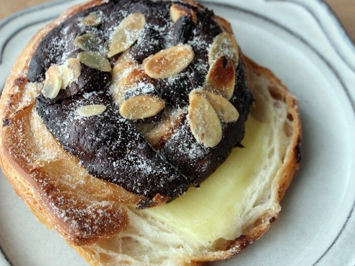 ところどころに残るキューブ状のチョコが、ザクザクした食感に！