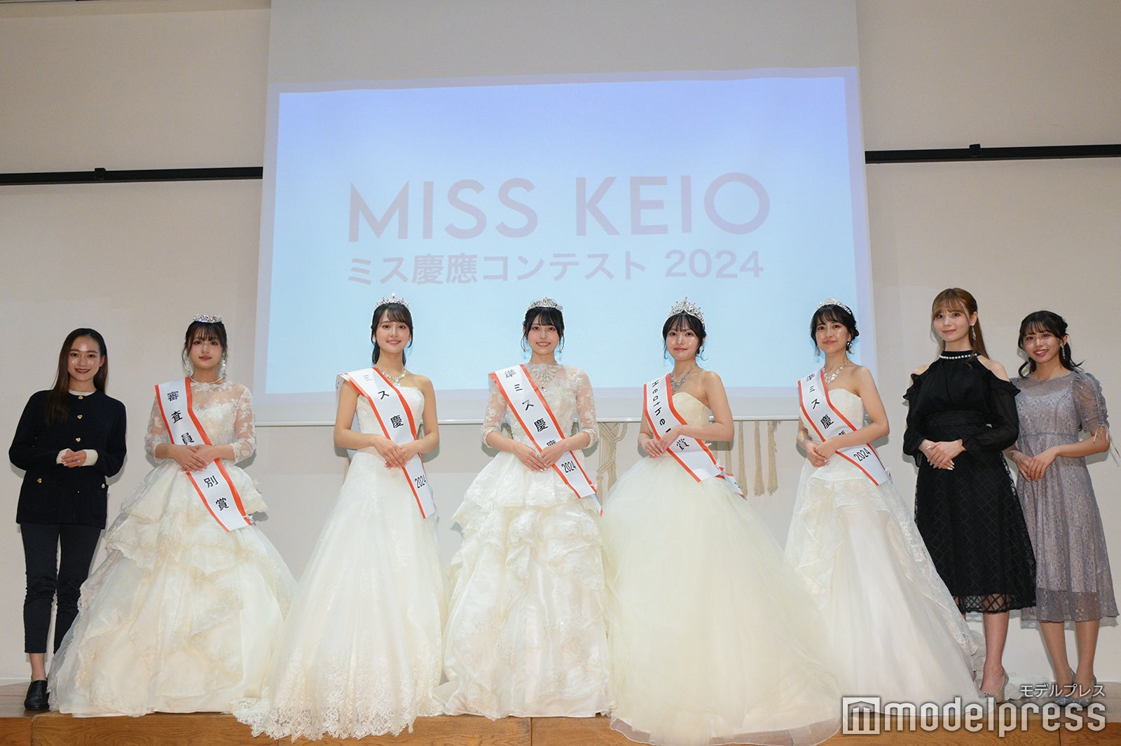MC：金井憧れ、西村菫さん、齊藤美雅さん、堤彩乃さん、中村月海さん、土川満里奈さん、ホワイトヘッドニコラさん、野口結夢さん／「ミス慶應2024」ファイナリスト（C）モデルプレス