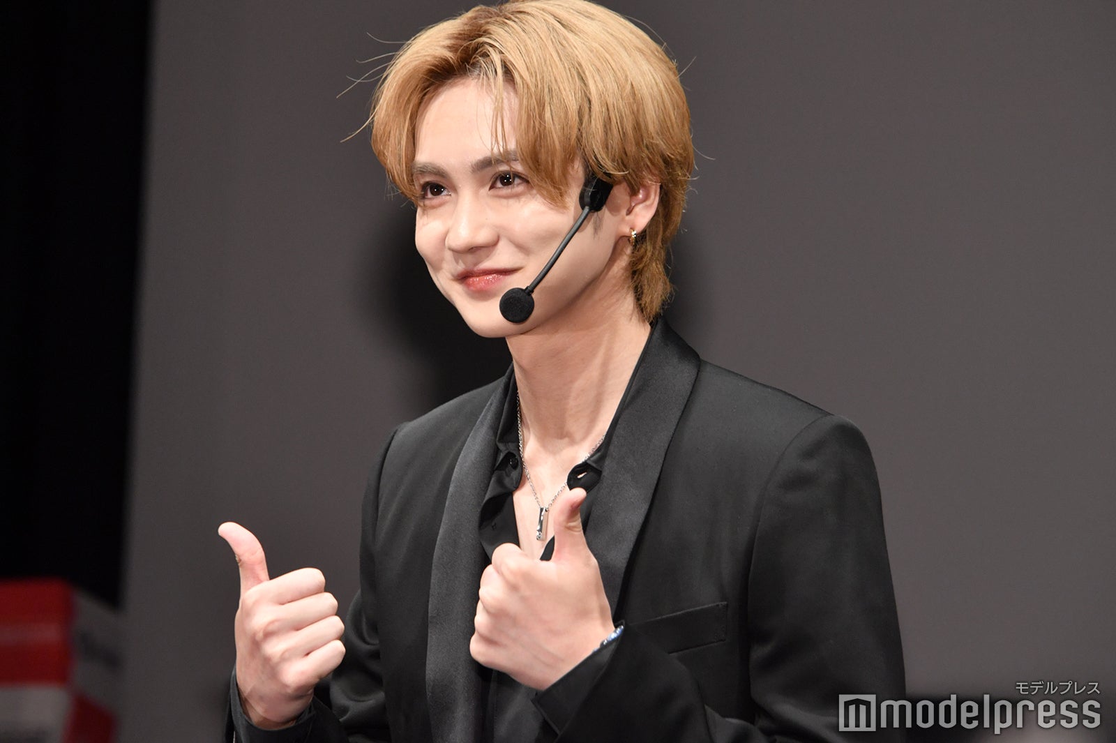 ランウェイを歩く吉野北人（C）モデルプレス