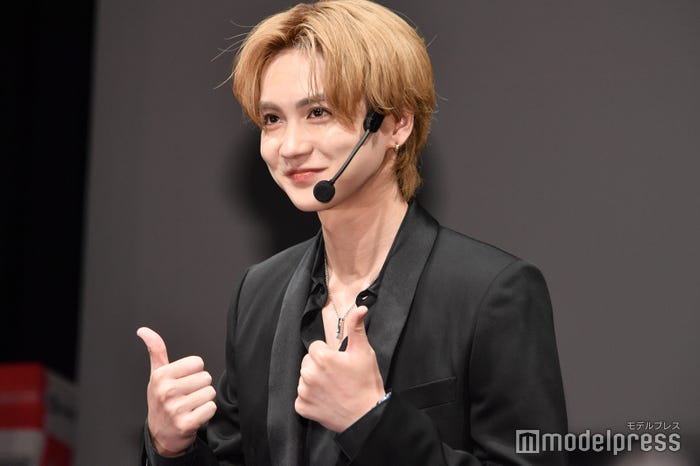 ランウェイを歩く吉野北人(C)モデルプレス