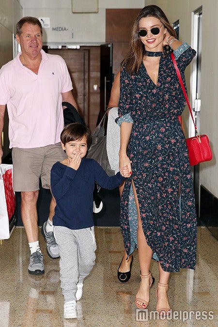 愛息子フリンくんと一緒のときも“ロマンティックフェミニン”を着こなしたミランダ・カー／photo：Getty Images