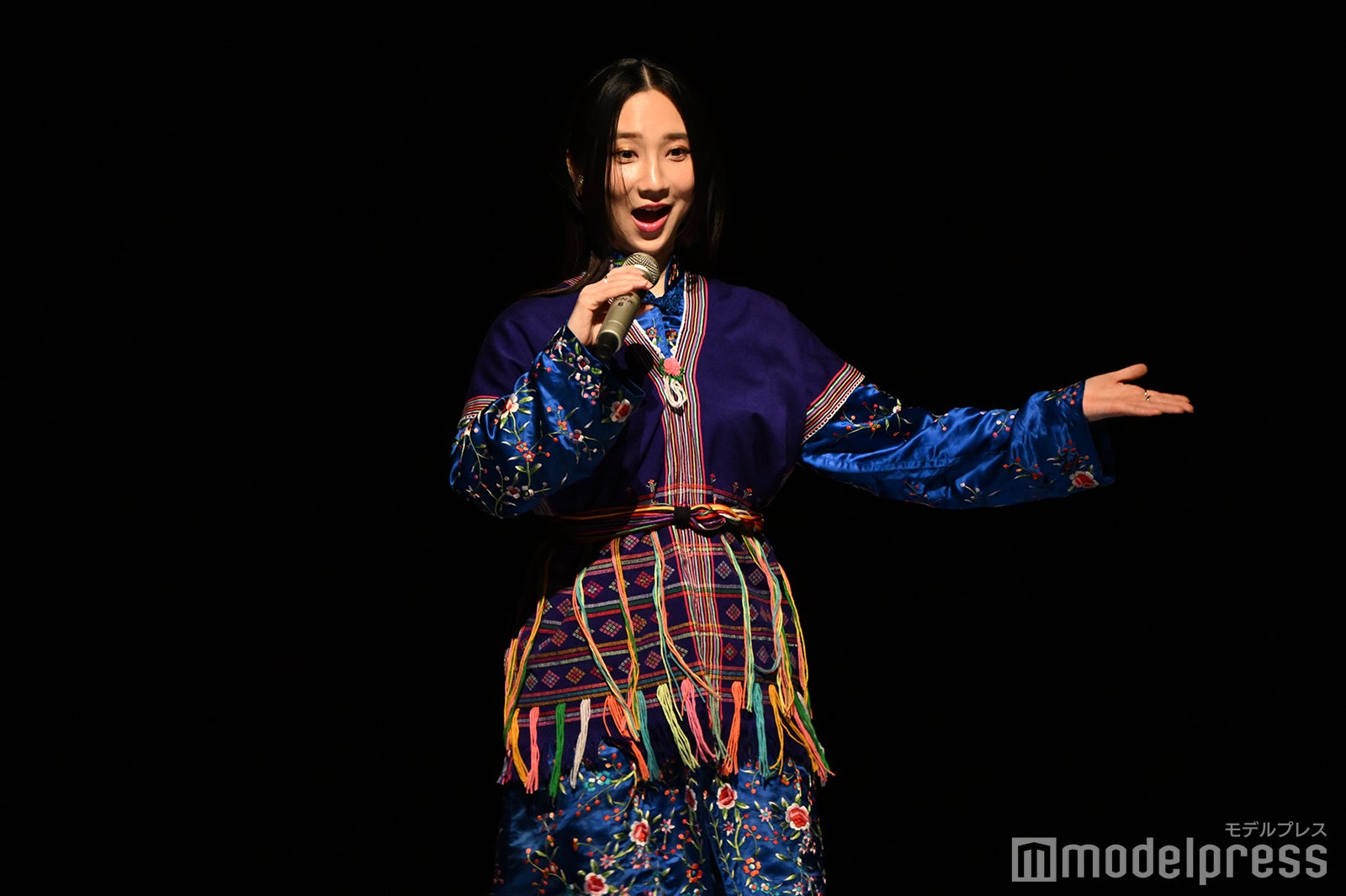 紅白さながらに階段を下りるファーストサマーウイカ（C）モデルプレス