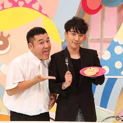 フジテレビ系「モテ女100」でMCをつとめるBIGBANG・V.I(右)、アンタッチャブル・山崎弘也