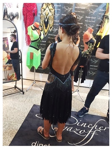 キンタロー。15万円ドレス購入　美背中露わなショットに「セクシー！」「きれい」の声