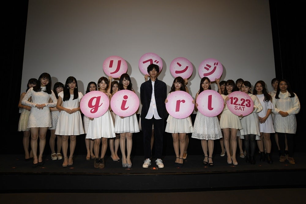 ミスコン美女に囲まれる清原翔（提供写真）