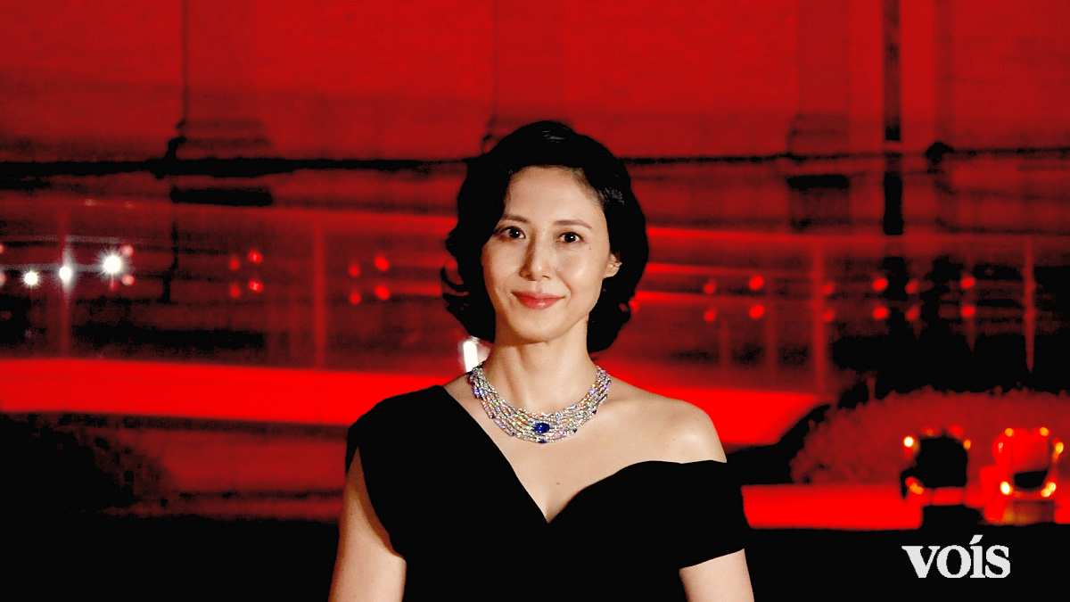 松嶋菜々子、気品溢れる美しさ アシメの漆黒ドレスに映えるジュエリーに「海底から湧きたつ泡のような」
